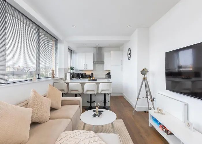 Luxury 2-Bed Hove Suite Escape